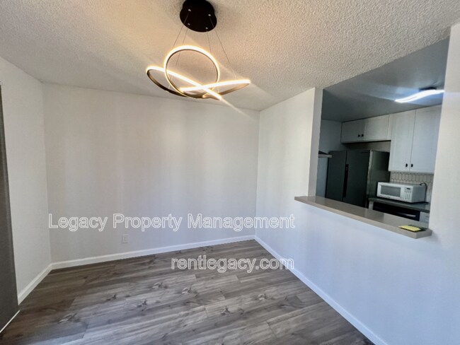 Building Photo - 2200 Laguna Cir