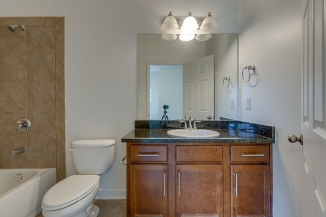 Building Photo - 816 Hillview Heights