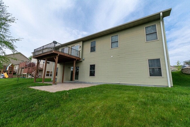 Building Photo - Updated Home with Pond Views in NW Rochester location!