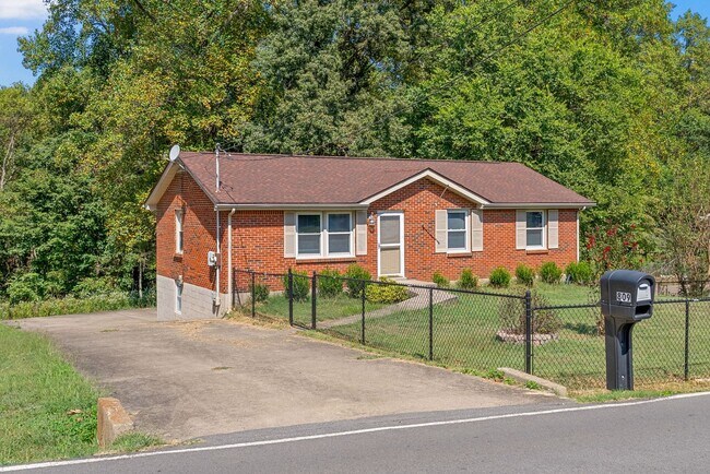 Building Photo - 3 Bedroom 2 Bath Pet Friendly Home For Rent Near Providence Blvd.