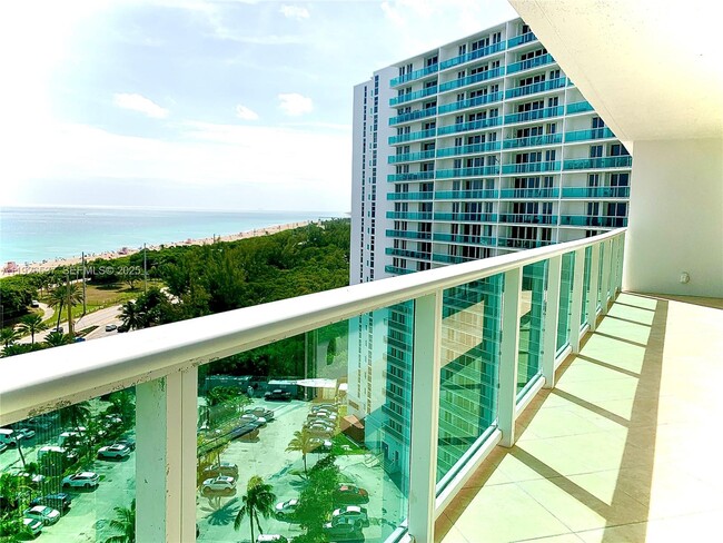 Building Photo - 100 Bayview Dr