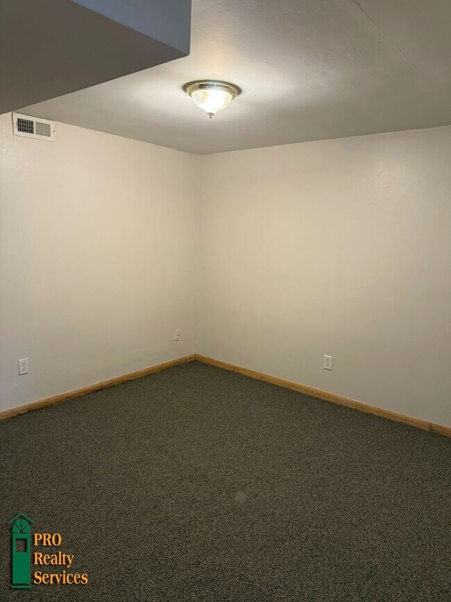 Building Photo - 4 Bedroom Home **Half off August Rent with...