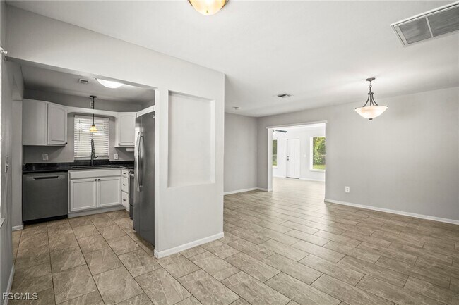 Building Photo - 2210 Parkview Dr