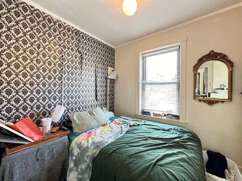 Building Photo - 3843 N Greenview Ave
