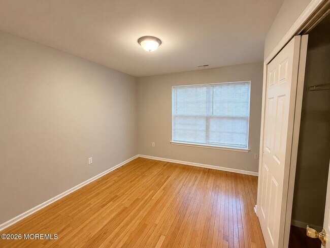 Building Photo - 222 Hidden Lake Dr