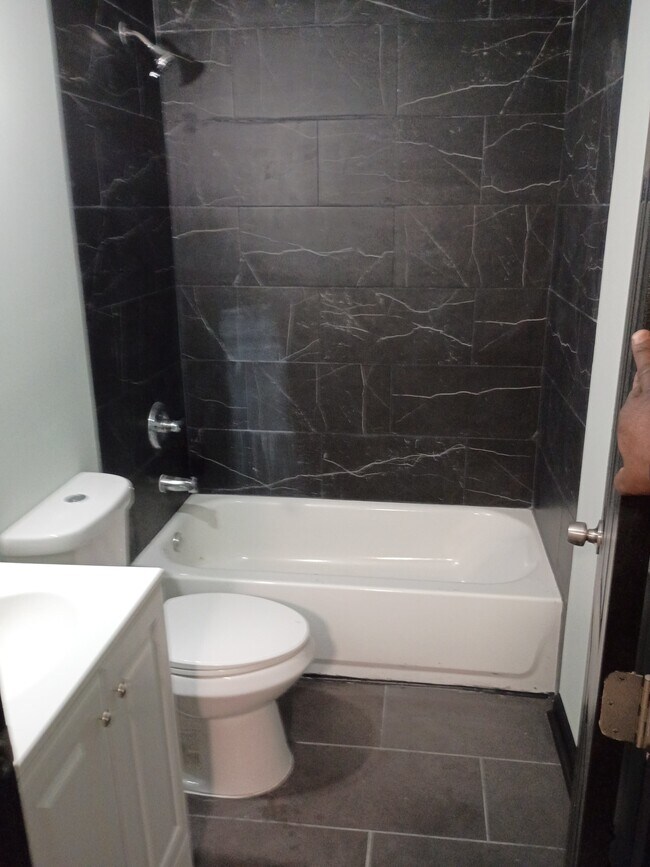 Building Photo - 2392 Zanone Ave