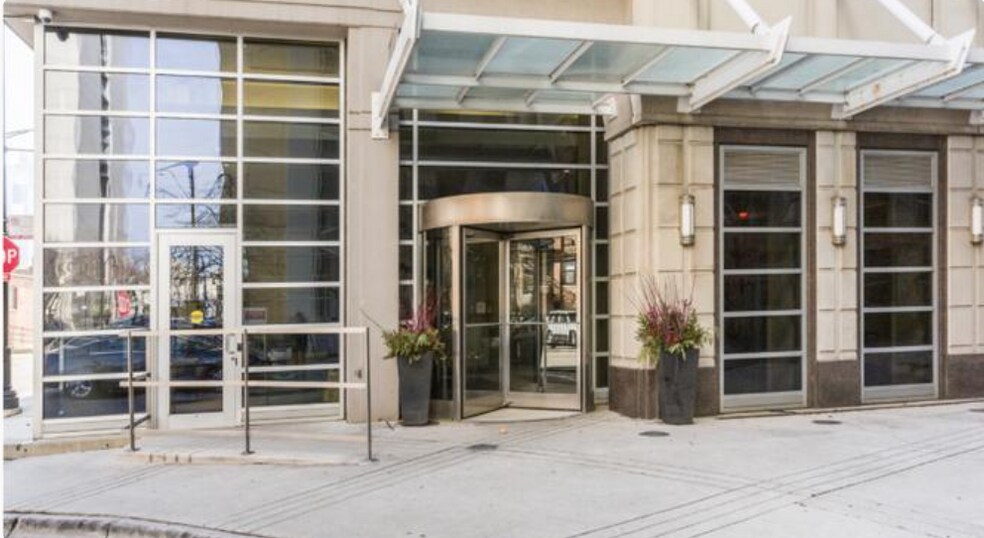 700 N. Larrabee Entrance - 700 N Larrabee St