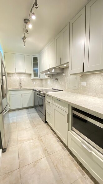 Under counter microwave - 501 Hahaione St