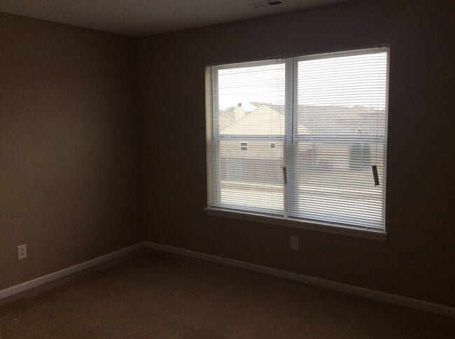 Building Photo - Avon - 3 BR home with loft