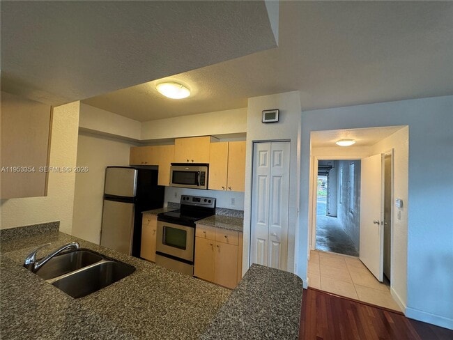 Building Photo - 2557 Centergate Dr