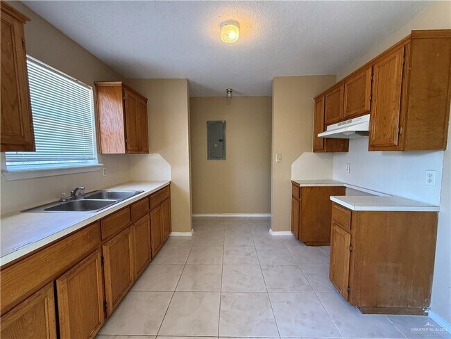 Building Photo - 709 W Falcon Ave