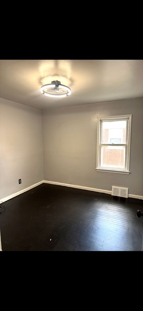 Building Photo - 3 bedroom 1 bath NEWLY RENVATED home
