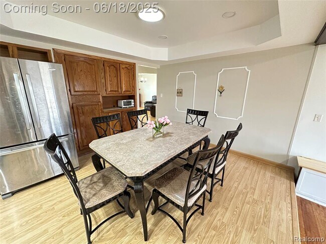 Building Photo - 2759 Saratoga Dr