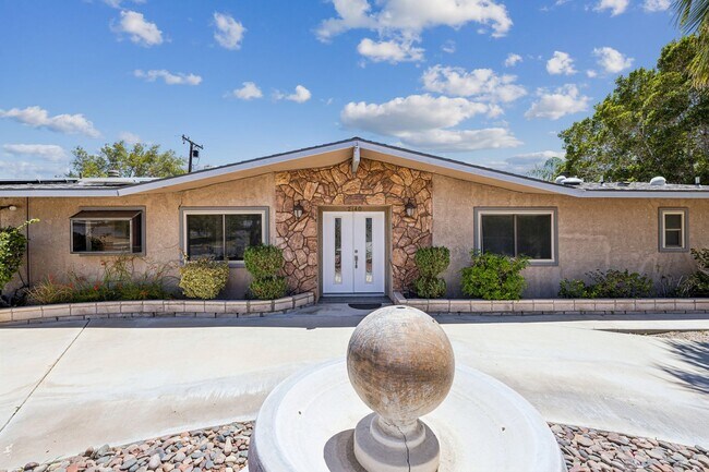 Building Photo - 3 Bed / 2 Bath Home with Bonus Room, Pool and Two Car Garage.