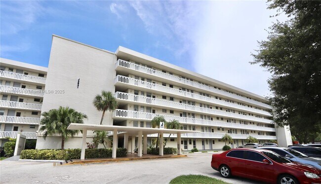 Building Photo - 2851 Leonard Dr