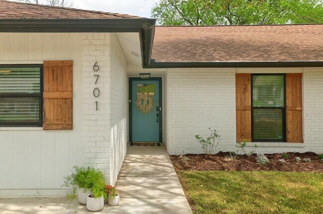 Building Photo - 6701 Lancret Hill Dr