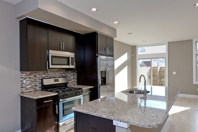 Building Photo - Queen Village Townhome