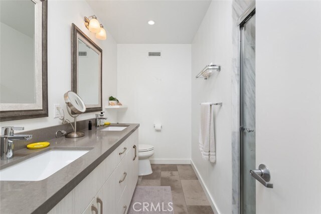 Building Photo - 607 Hilvanar