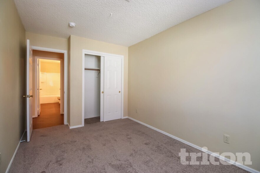 Building Photo - 7743 W Dreyfus Dr