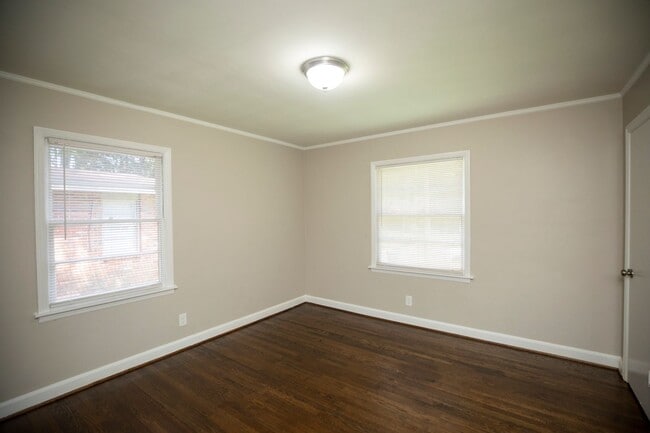 Building Photo - ** 3 bed 1.5 bath located in Mcgehee-Allen...