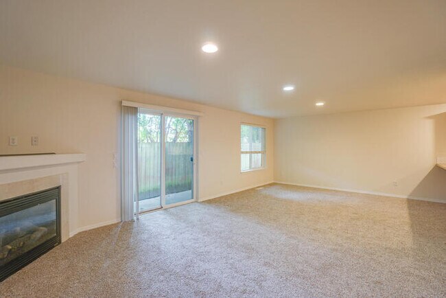 Building Photo - THREE BEDROOM TOWNHOME WITH GARAGE ACROSS FROM SHOPPING AND DINING