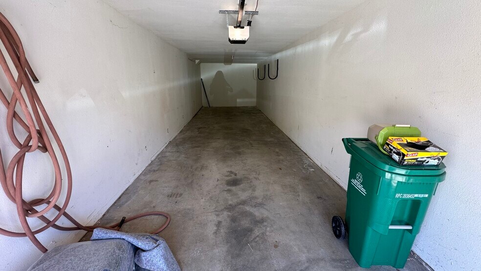 2 car garage (tandem) - 939 Sapphire St