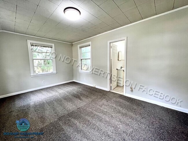 Building Photo - Huge 4 bedroom / 2 bathroom updated home n...