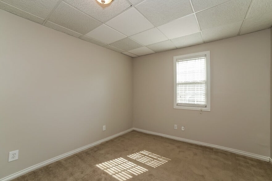 Building Photo - 2980 Highland Hill Pkwy