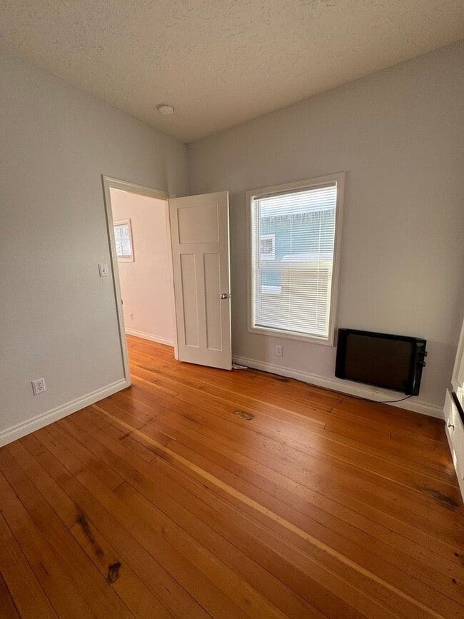Building Photo - Adorable 3 bed/ 1 bath Home Desirably Loca...