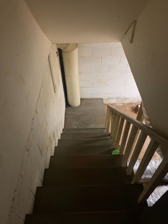 Building Photo - Charming 4B/3.5B Home!