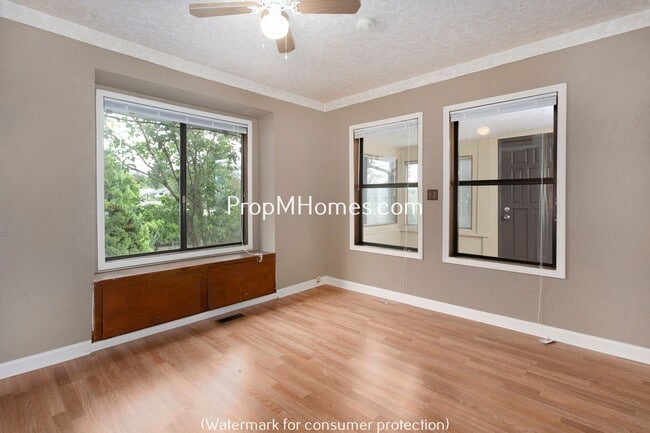 Building Photo - Charming One Bedroom Plus Office/Den In SE Portland!