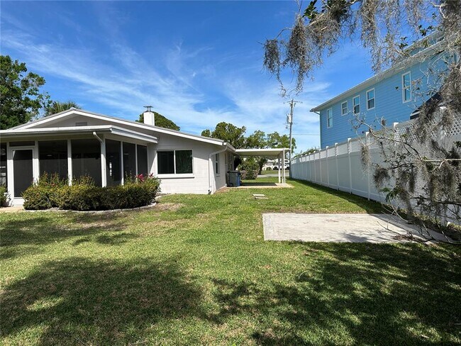 Building Photo - 812 Bayview Dr