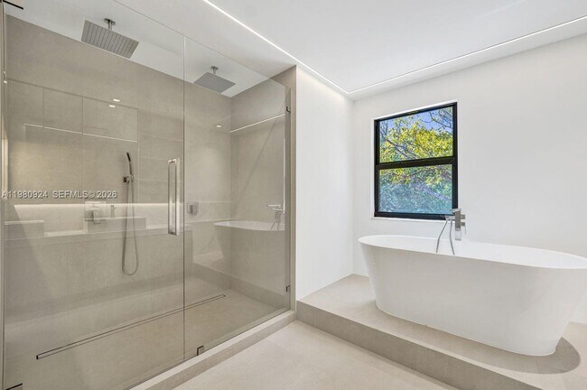 Building Photo - 4100 E Gardenia Ave