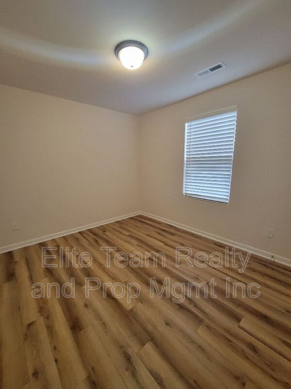 Building Photo - 5823 Hewitt Dr