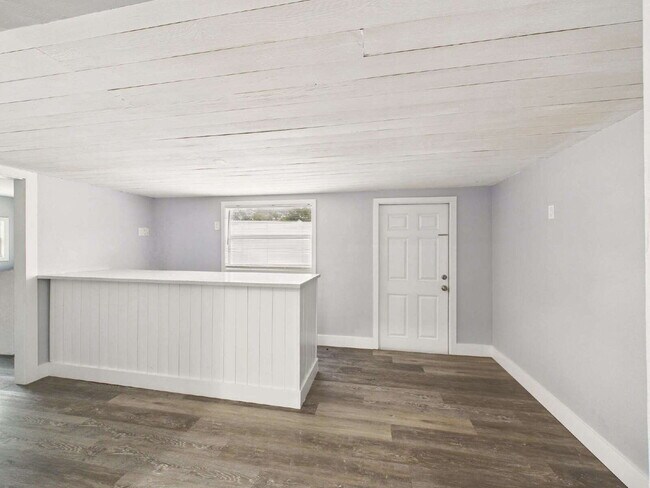 Building Photo - Bright & Pet-Friendly 2BR Home in River Pa...