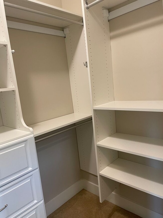 Building Photo - One level home with 2 Car Garage!