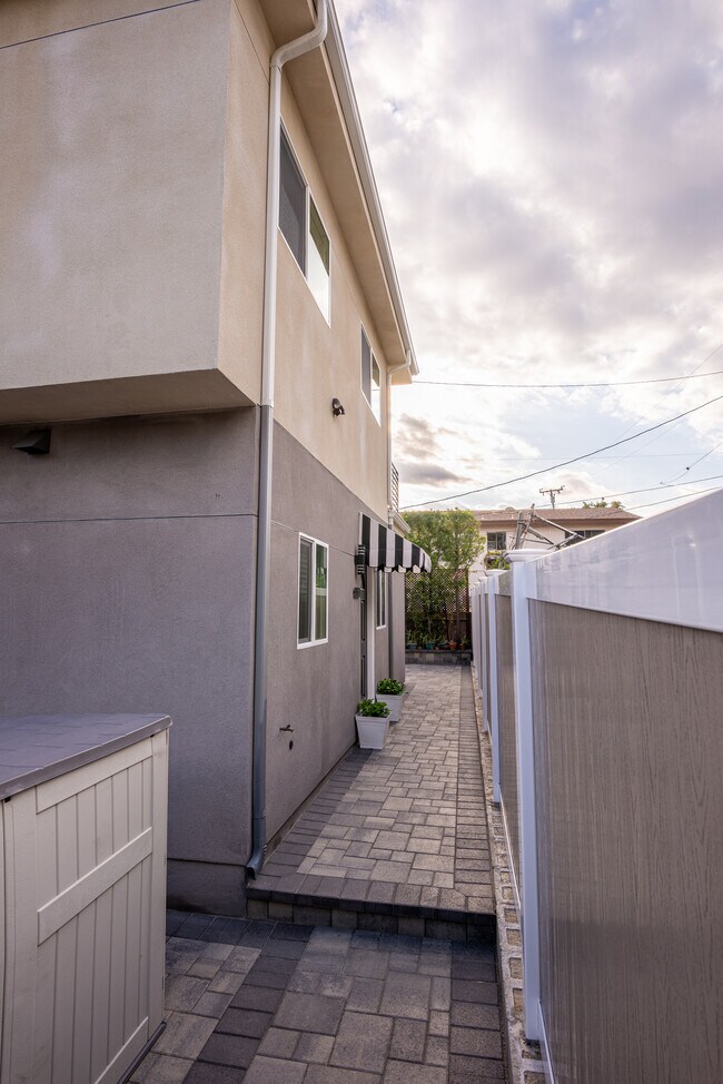 Building Photo - 1637 N Allen Ave