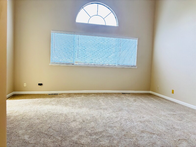 Building Photo - 242 N San Pedro Rd