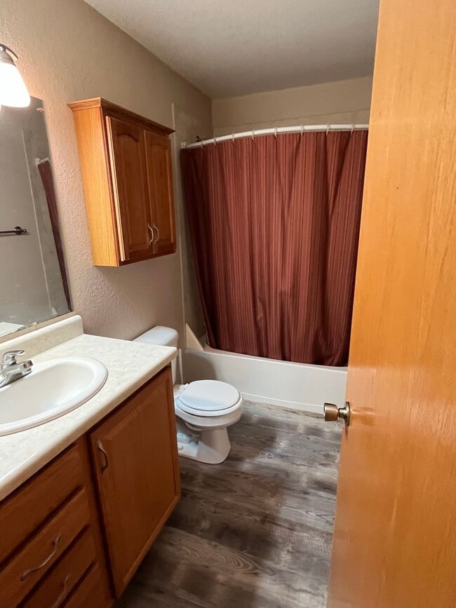 Building Photo - ~ APPLICATIONS PENDING ~ 4 Bedroom, 3 Bath...