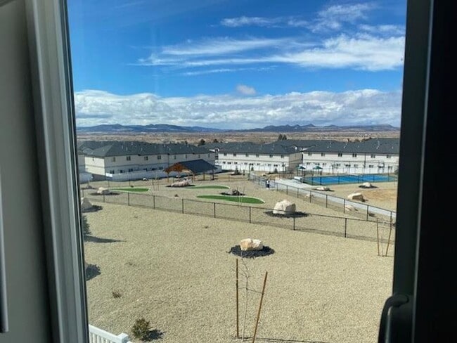 Building Photo - 3 Bed - 2.5 Bath, Large Townhouse - 2 Car Garage