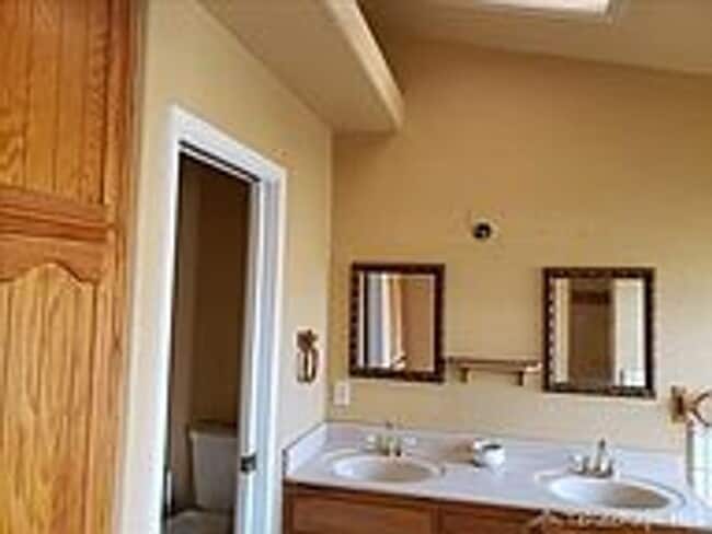 Building Photo - Beautiful 3/2 in Oak Knolls