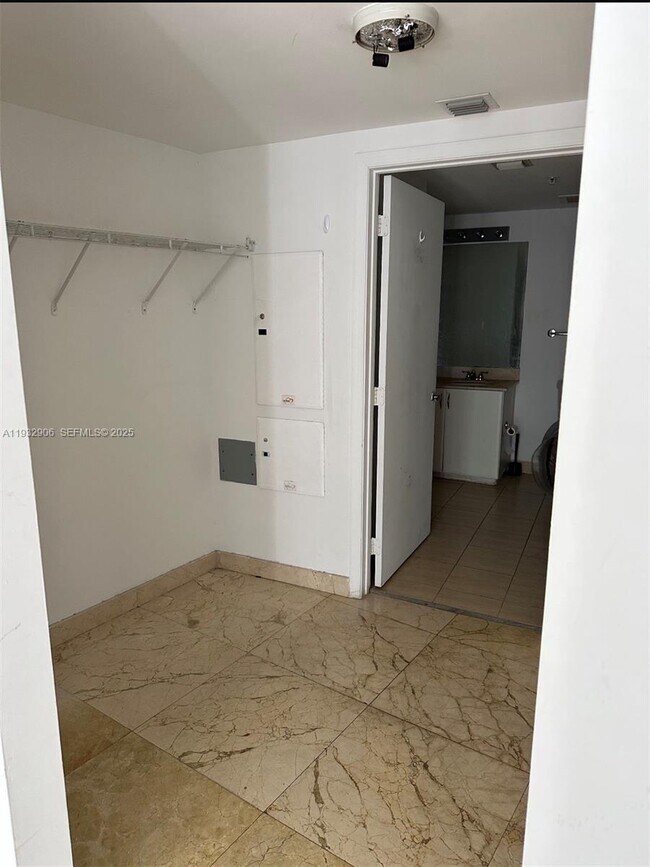 Building Photo - 1750 N Bayshore Dr