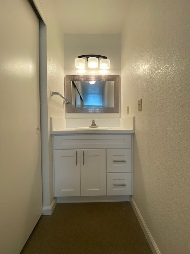 Building Photo - Garden Level Apartment - Completely Renovated!