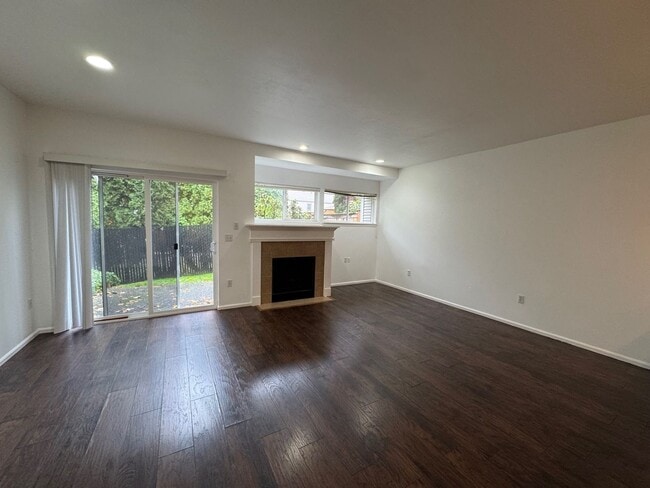 Building Photo - Gated 2 beds 2.5 baths townhome in Ashburn...