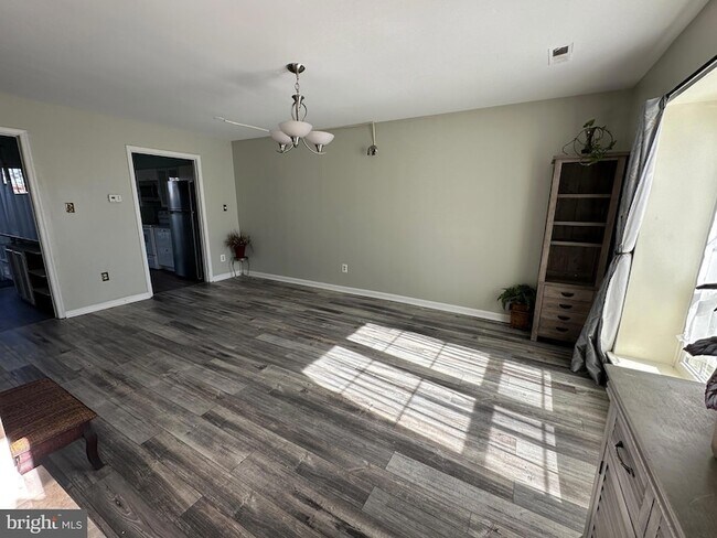 Building Photo - 326 Lancaster Square