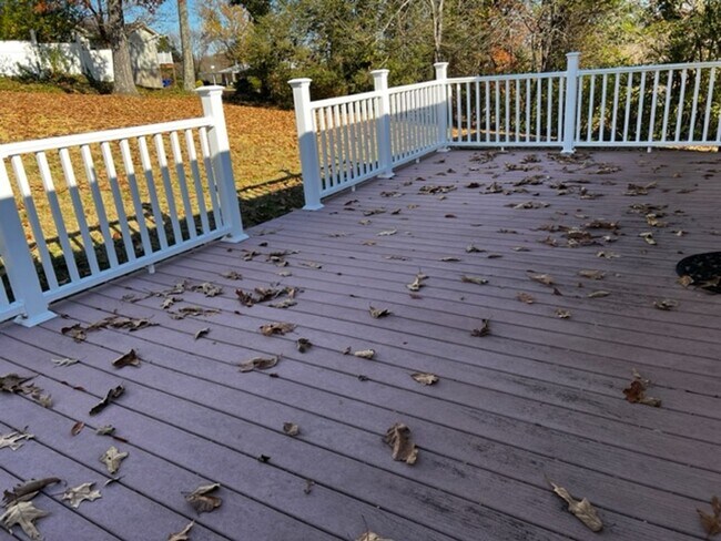 Building Photo - Oak Ridge 37830 - 3 bedroom, 1.5 bath home upstairs only with basement bonus room - Call Troy Ada...