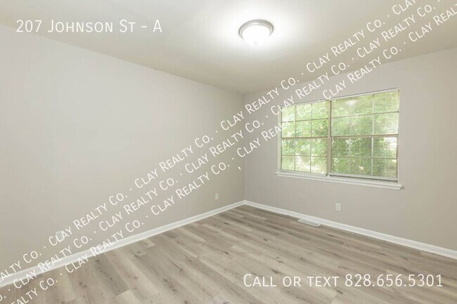 Building Photo - 207 Johnson St