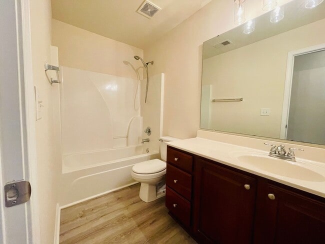 Building Photo - 4476 Farm Lake Dr