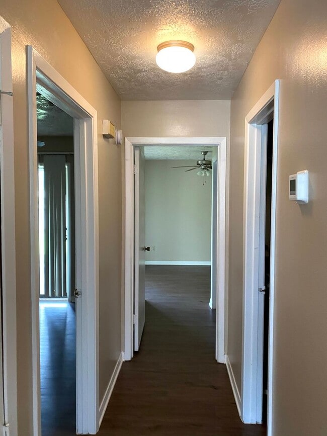 Building Photo - Cozy 2/2 Duplex Available for Prelease!