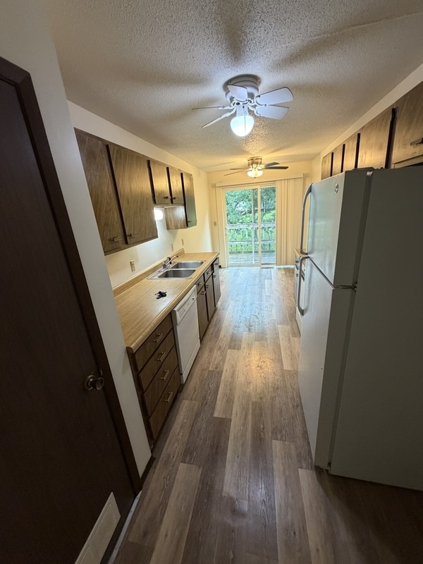 Building Photo - 512 Breezy Point Dr